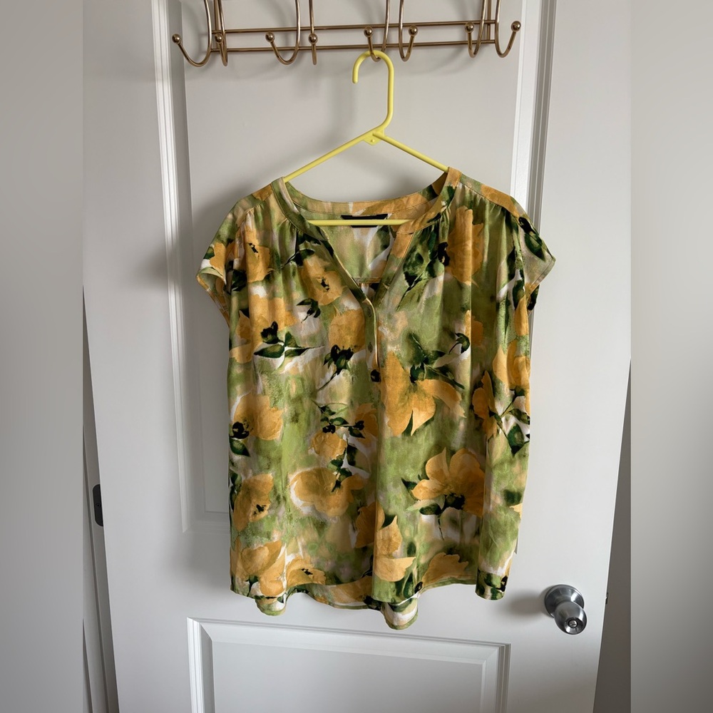 🌺 Simply Vera Vera Wang Blouse